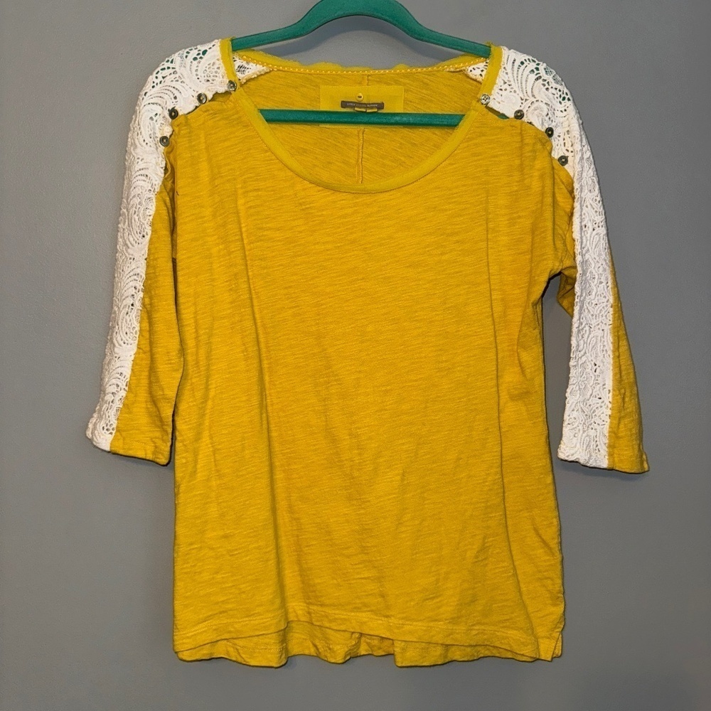 EUC Anthropologie Little Yellow Button Crochet 3/4 Sleeve Tee Shirt Size Small